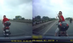 Video: Ông Tây chặn đầu 'dằn mặt' tài xế ôtô ở Hà Nội